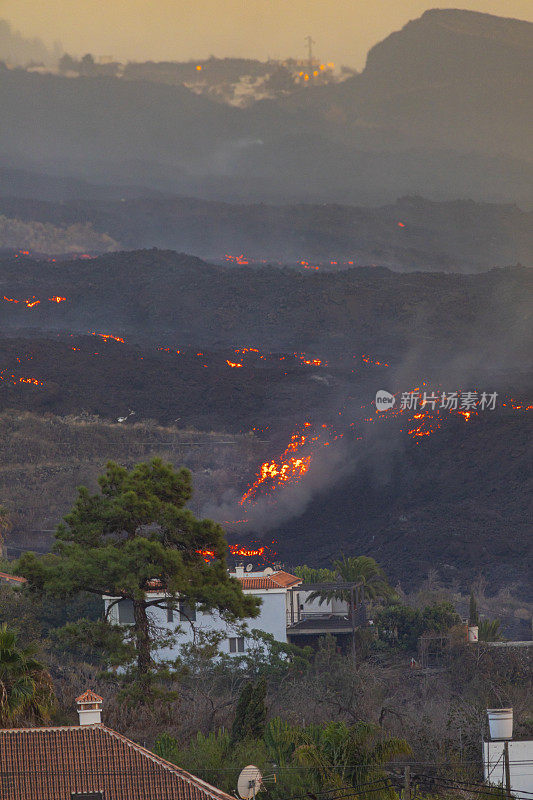 拉帕尔马康伯维哈火山一般认为，熔岩流摧毁了“El Paraíso”，大量的灰烬涌出。